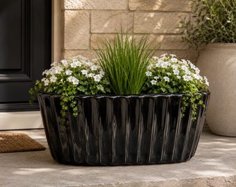 Ovale geribbelde keramische plantenbak — Glanzende moderne binnenpot, minimalistisch interieur