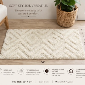 Puede incluir: Una alfombra rectangular de color crema con un patrón geométrico en relieve. La alfombra mide 20 pulgadas por 34 pulgadas. El texto en la imagen incluye: SOFT. STYLISH. VERSATILE. Elevate any space with textured comfort. RUG SIZE: 20" X 34".