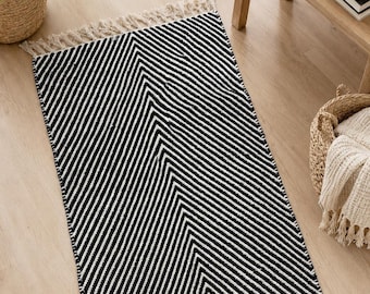 BCBGMAXAZRIA Black White Chevron Accent Rug | Modern Geometric pattern with Tassel | 27"x 46"
