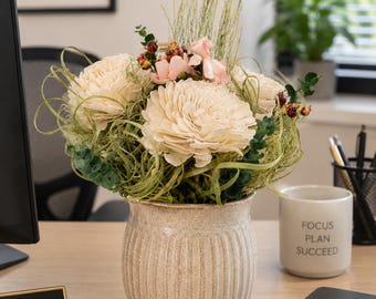 Arreglo floral seco artesanal, follaje en tonos marfil y rosa pálido, decoración neutra para el hogar y la oficina.