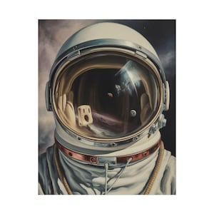 Könnte beinhalten: Gemälde eines Astronautenhelms und -anzugs. Das Visier des Helms spiegelt eine Ansicht des Weltraums wider, einschließlich Planeten und eines Nebels. Der Anzug ist weiß mit einem roten und goldenen Kragen. Der Hintergrund ist eine Mischung aus dunklen und hellen Farben.