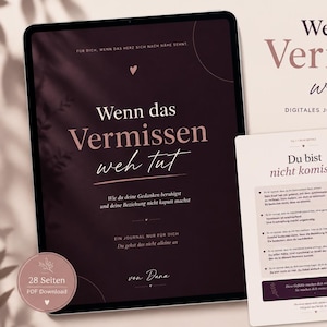Könnte beinhalten: Digitales Journal mit dem Titel "Wenn das Vermissen weh tut" in weicher rosa Schrift. Das Journal wird auf einem Tablet und zwei offenen Seiten angezeigt. Das Journal soll bei Gefühlen des Vermissens helfen.