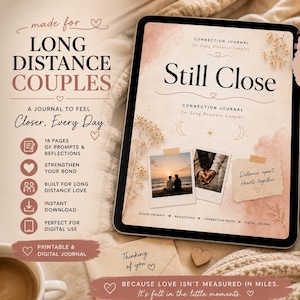 Könnte beinhalten: Ein digitales Journal für Fernbeziehungen, betitelt "Still Close". Das Journal bietet Anregungen, Reflexionen und Verbindungsseiten. Das Bild enthält Fotos, einen Stift, eine Kerze und den Text "Different places, same love."