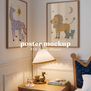 Puede incluir: Dos pósteres en marcos de madera con ilustraciones de un unicornio morado y un león con melena colorida. Una lámpara de latón con forma de pato y pantalla blanca plisada se encuentra sobre una mesita de noche de madera junto a un vaso.