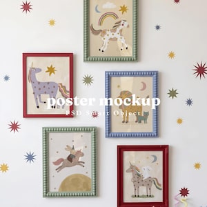 Può includere: Cinque cornici da parete rettangolari in rosso, verde e blu con bordi a perline, che mostrano illustrazioni di unicorni, conigli e motivi celesti. La parete è decorata con adesivi a forma di stella di vari colori e il testo poster mockup è visibile.
