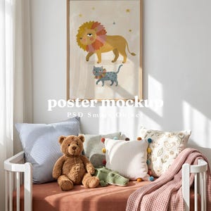 Op de afbeelding: Een ingelijste wandposter met een illustratie van een gele leeuw en een blauwe kat met sterren op een beige achtergrond. De tekst By Barakaya, poster mockup, PSD Smart Object en a little color amongst the beige small is zichtbaar.