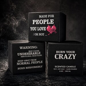 Puede incluir: Tres cajas cuadradas negras con texto blanco y un coraz&oacute;n rojo. Las cajas dicen "MADE FOR PEOPLE YOU LOVE / OR NOT...", "WARNING: MAY CAUSE UNDESIRABLE EMOTIONAL REACTIONS KEEP AWAY FROM NORMAL PEOPLE BURN RESPONSIBLY", y "BURN YOUR CRAZY".