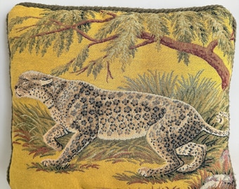 Cojín decorativo Ashford Court con tapiz de leopardo tejido en jacquard y ribete de cordón trenzado.