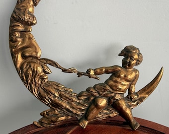 Hombre en la Luna con Querubín, de metal dorado vintage