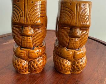 Juego de 2 vasos de chupito Tiki de cerámica marrón vintage para bar.