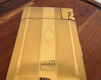 Estuche para cigarrillos estilo Art Déco vintage con encendedor incorporado de Elgin American Lite-O-Matic Magic Action, de metal mecanizado color oro.