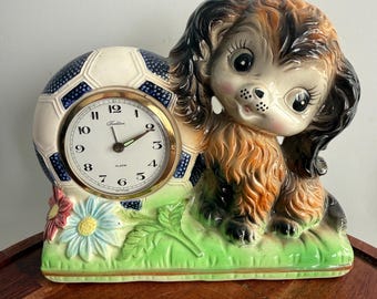 Reloj despertador kitsch de cerámica con perro y balón de fútbol, estilo tradicional japonés vintage, pintado a mano.