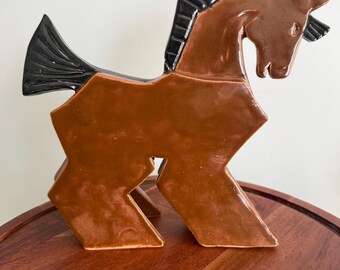 Decoración minimalista de estilo MCM con caballos, cerámica brutalista firmada