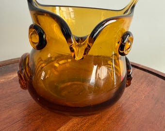 Jarrón pequeño o portavelas vintage de cristal ámbar soplado a mano con forma de búho, de Pier 1 Imports.