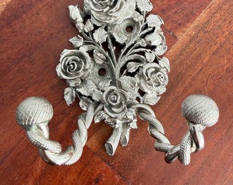 Gancho de pared doble de metal con diseño floral de rosas, estilo victoriano vintage de Matson.