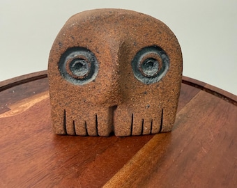 Escultura de búho de cerámica vintage, posiblemente de Thomas Tommy Kakinuma, de mediados de siglo.