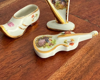 Miniatura de Limoges, Francia, con una pareja de enamorados: arpa, violín y zapato holandés con estampado floral y detalles dorados pintados a mano.