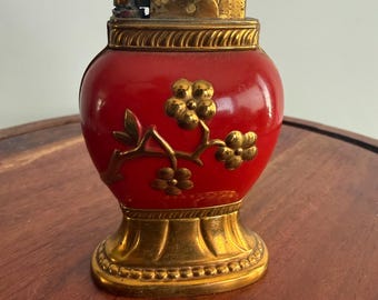 Encendedor de mesa antiguo Evans de esmalte rojo y pintado.