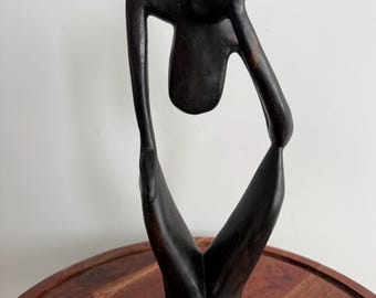 Figura de madera tallada a mano de estilo tribal minimalista, decoración vintage.