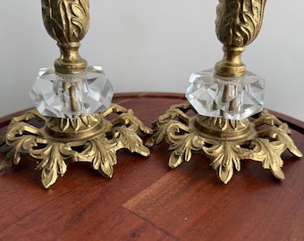 Candelabros estilo Hollywood Regency vintage con base decorativa de metal de latón fundido y detalles en lucita transparente.