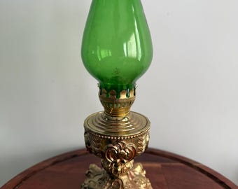 Lámpara de aceite miniatura vintage verde con base ornamentada dorada