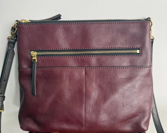 Bolso bandolera Fossil Fiona de piel auténtica estilo Y2K con correa ajustable.