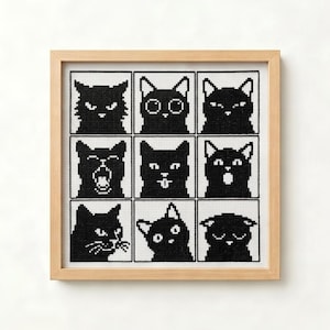 Puede incluir: Un bordado de punto de cruz cuadrado en un marco de madera clara que presenta una cuadrícula de nueve retratos de gatos negros sobre un fondo blanco. Cada gato muestra una expresión facial diferente, incluyendo ojos muy abiertos y lengua fuera.