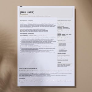Könnte beinhalten: Eine weiße Lebenslaufvorlage für einen Data Scientist mit Abschnitten für berufliche Zusammenfassung, Erfahrung, Fähigkeiten und Projekte. Der Lebenslauf enthält Text wie "Data Science Skills" und "Keyword Bank".