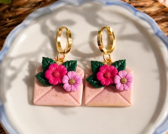 Pendientes de sobre con diseño floral rosa / Joyería artesanal de arcilla polimérica / Estilo cottagecore romántico