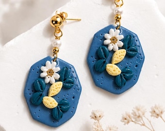 Pendientes de arcilla hechos a mano con diseño de flor de limón / Pendientes de botón con estampado floral mediterráneo