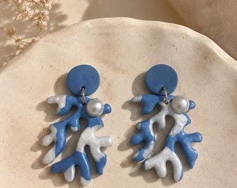 Pendientes llamativos de coral / Arcilla polimérica, detalles de perlas, joyería costera ligera