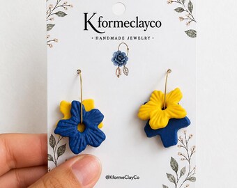 Orecchini a cerchio con fiori in argilla polimerica Aegean Bloom / Orecchini floreali blu e gialli fatti a mano / Gioielli estivi leggeri e di tendenza / Regalo per lui