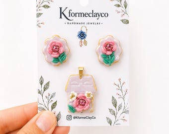 Set di orecchini e ciondolo in argilla polimerica Blooming Cottage / Set di gioielli floreali fatti a mano / Collana e orecchini con fiori rosa / Cottagecore