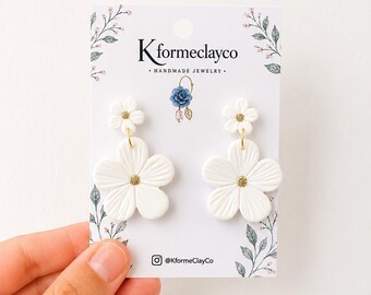 Orecchini a forma di fiore in argilla polimerica Ivory Blossom / Orecchini floreali bianchi fatti a mano / Gioielli da sposa leggeri / Regalo elegante per lei