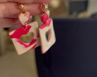 Pendientes colgantes de corazón de mármol rosa / Joyería llamativa hecha a mano con arcilla polimérica