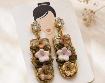 Pendientes florales hechos a mano / Joyería botánica de arcilla polimérica, detalles dorados, estilo cottagecore romántico