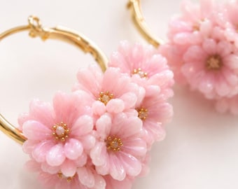 Pendientes de aro florales hechos a mano / Flores de arcilla polimérica rosa pastel, aros dorados
