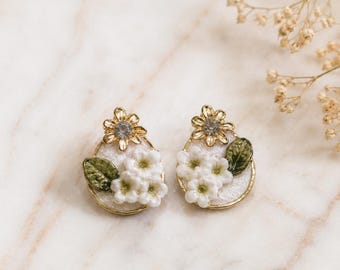 Pendientes de aro florales color marfil hechos a mano / Joyería botánica de arcilla polimérica