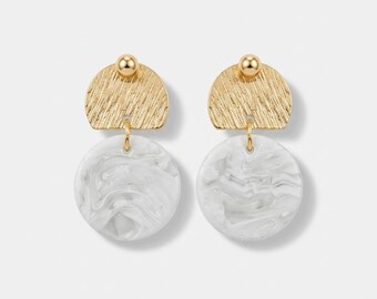 Pendientes colgantes hechos a mano con efecto mármol / Pendientes de botón dorados texturizados, joyería minimalista moderna