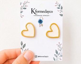 Orecchini a perno a forma di cuore dorato in argilla polimerica / Orecchini a cuore avorio fatti a mano / Gioielli minimalisti in oro / Regalo romantico per lei