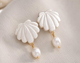 Pendientes de perlas y conchas de arcilla polimérica hechos a mano / Joyería nupcial de estilo costero