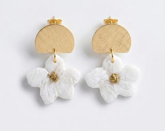 Pendientes de arcilla polimérica con flores blancas hechos a mano / Pendientes de botón dorados texturizados, estilo nupcial