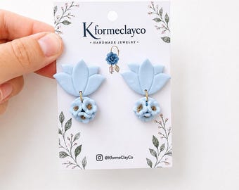 Orecchini floreali in argilla polimerica Azure Bloom / Orecchini floreali blu fatti a mano / Gioielli botanici leggeri / Regalo estivo per lei