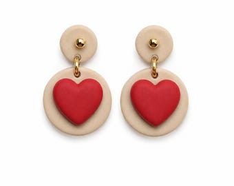 Pendientes de corazón de arcilla polimérica hechos a mano / Joyería minimalista coqueta