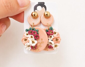 Orecchini floreali in argilla polimerica Blush Garden / Orecchini floreali di tendenza fatti a mano / Gioielli botanici rosa e bianchi / Regalo leggero per lei
