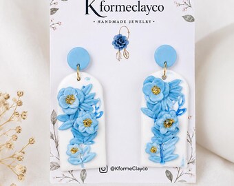 Orecchini Azure Bloom - Orecchini in argilla polimerica / Orecchini di tendenza fatti a mano / Orecchini botanici leggeri / Regalo per lei / Gioielli estivi