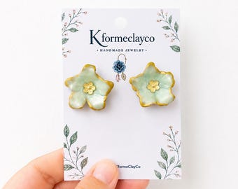Orecchini a fiore in argilla polimerica color salvia / Orecchini a perno floreali verde salvia fatti a mano / Gioielli botanici leggeri / Regalo elegante per lei