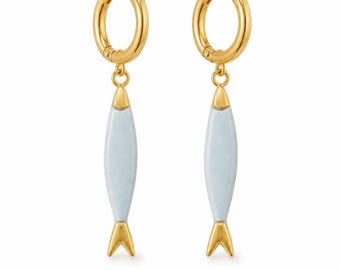 Pendientes de peces hechos a mano con arcilla polimérica, joyería mediterránea de verano.