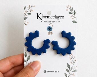 Orecchini a cerchio Midnight Waves in argilla polimerica / Cerchi blu navy fatti a mano / Orecchini moderni e leggeri / Regalo di gioielli minimalisti per H