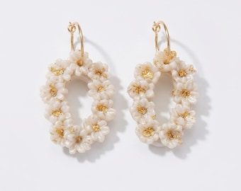 Pendientes de aro florales color marfil hechos a mano / Joyería botánica de arcilla polimérica